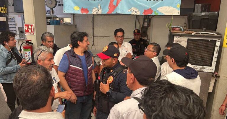 Franelero agrede a ‘poli’ en Narvarte CDMX y locatarios de mercado impiden su detención