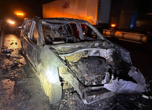 Fuego consume camioneta en el libramiento Norponiente; tripulantes huyen