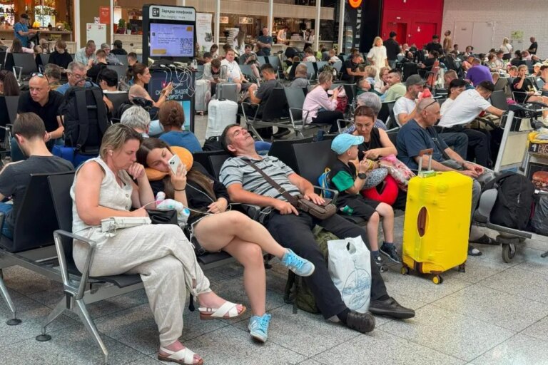 Hackers bielorrusos y ucranianos reivindican un ciberataque contra la aerolínea rusa Aeroflot que la obliga a cancelar más de cien vuelos