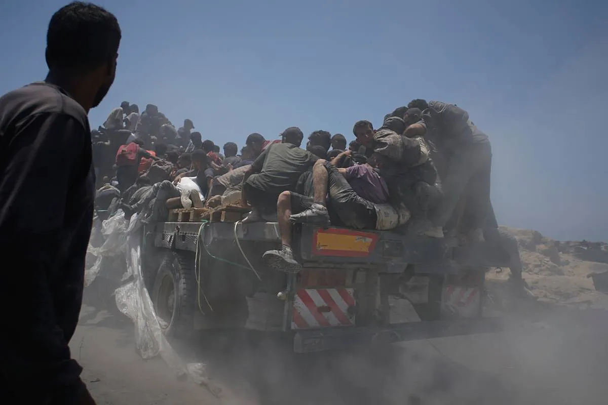 Hamas asegura que solo 73 camiones de ayuda entraron en Gaza en el primer día de las "pausas humanitarias" de Israel