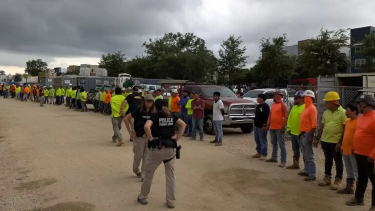ICE detiene a más de 100 trabajadores en Florida y deja a contratistas sin mano de obra