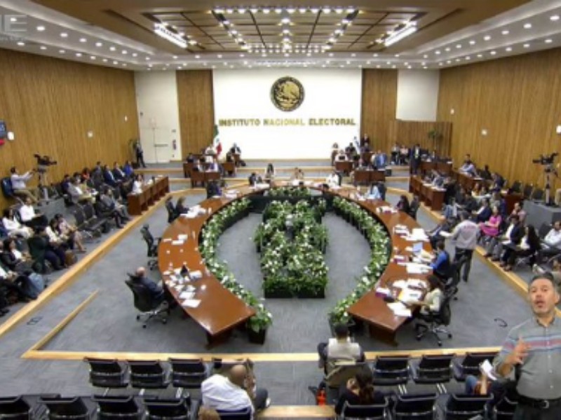 INE multa a candidatos de elección judicial que aparecieron en acordeones
