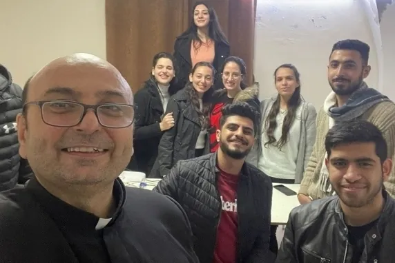 Indignación tras el ataque israelí contra la única iglesia católica de Gaza, en el que resulta herido el párroco con el que el Papa Francisco hablaba a diario