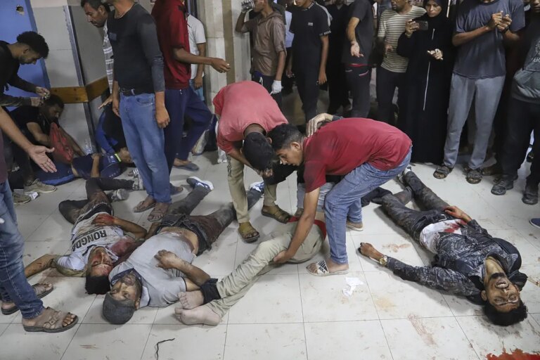 Israel mata a 32 palestinos y hiere a más de 80 mientras esperaban el reparto de ayuda en Rafah