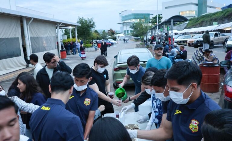 Jugadores Del Morelia, Taquería El Infierno Y Chaviza Activista Llevaron Tacos A Gente Esperando En El Hospital Civil - Changoonga.com