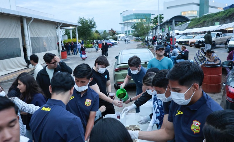Jugadores Del Morelia, Taquería El Infierno Y Chaviza Activista Llevaron Tacos A Gente Esperando En El Hospital Civil - Changoonga.com