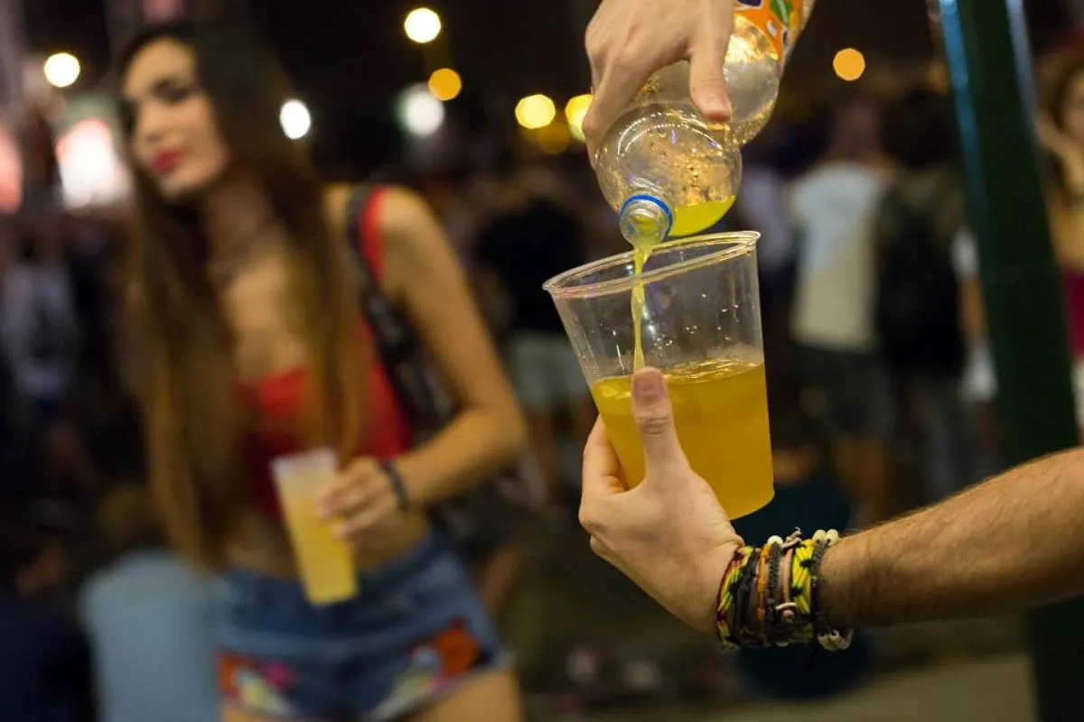 La localidad de Praia a Mare impone el toque de queda nocturno a menores de 14 años por "vandalismo, consumo de drogas y delincuencia juvenil"