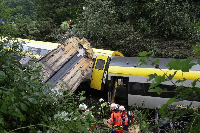 La policía confirma tres muertos y varios heridos graves tras descarrilar un tren de pasajeros en Alemania