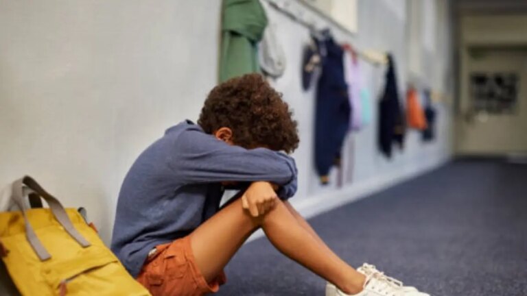 Las 4 frases que indican que una persona tiene traumas de abandono por su infancia, según la psicología