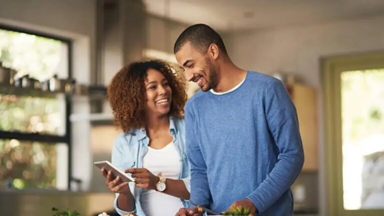 Las personas que tienen las relaciones más felices hacen estas 3 cosas durante su semana, según expertos