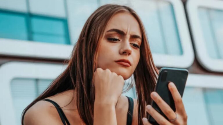 Lo que significa que su pareja nunca publique fotos con usted, según la psicología