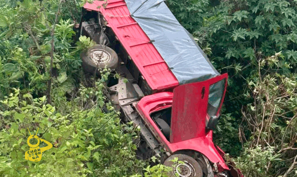 #Michoacán Camioneta De Estaquitas Vuelca En Ciudad Hidalgo Y Conductor Sale Ileso - Changoonga.com