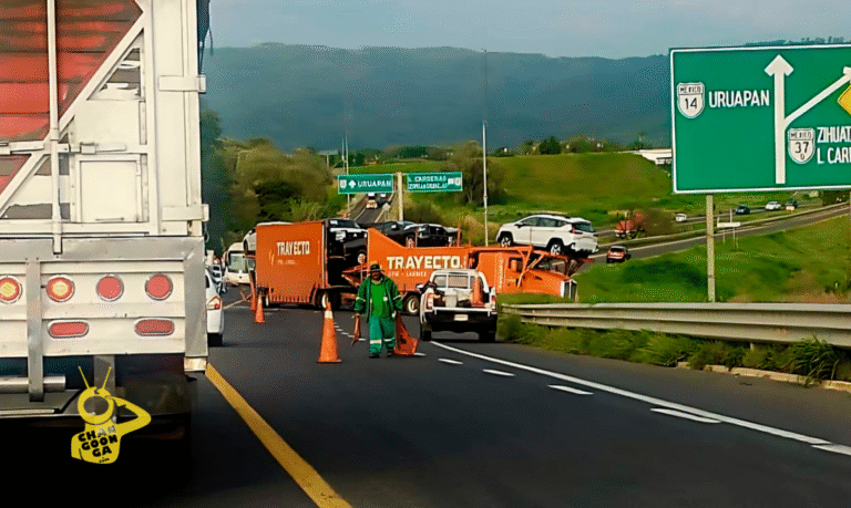 #Michoacán Ocupantes De Camioneta Familiar Se Salvan De Milagro Tras Ser Impactados Por Camión Nodriza, En La Siglo XXI - Changoonga.com