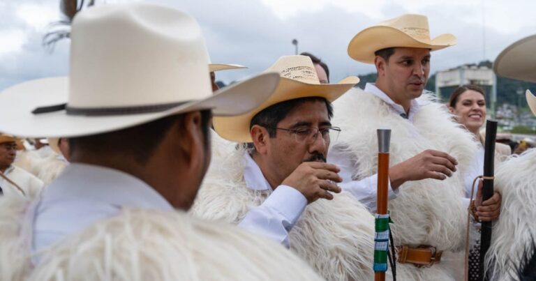 Ministros de la Corte caminan con pueblos indígenas en San Juan Chamula