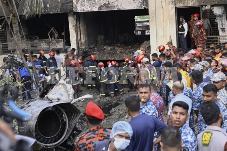 Mueren 19 al desplomarse avión en escuela en Bangladesh
