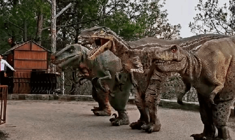 Ni En Jurassic Park: Dinosaurios Bailan “Payaso De Rodeo” En Parque De México - Changoonga.com