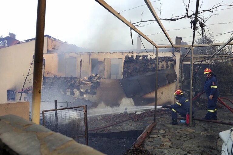 Ordenan la evacuación de más de 5.000 personas de las afueras de Atenas por un gran incendio