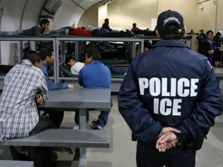 Organizaciones demandan a Trump por negar fianza a migrantes