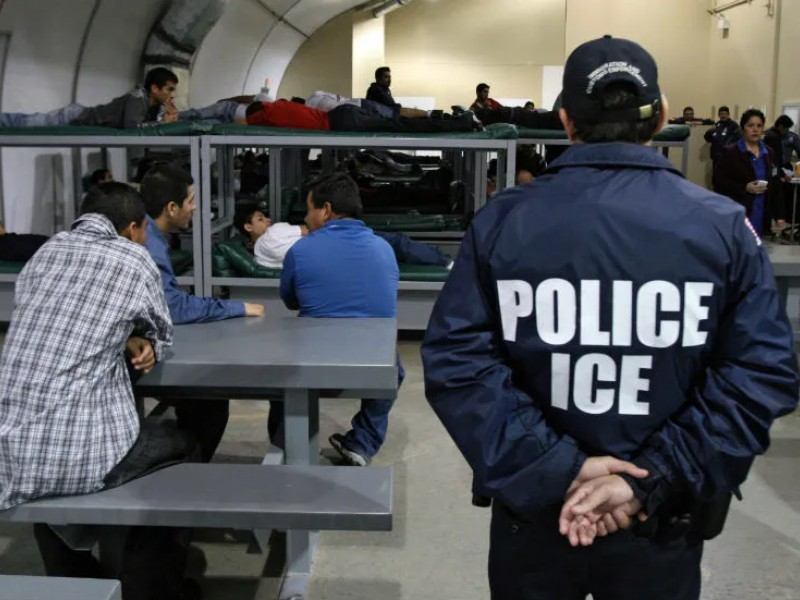 Organizaciones demandan a Trump por negar fianza a migrantes