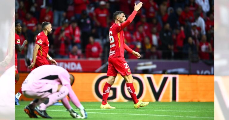 Paulinho 'baila' a Nahuel Guzmán y anota golazo