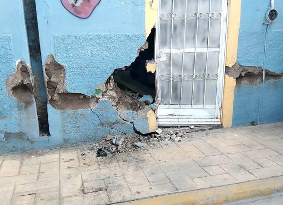 Pierde el control y se estrella contra casa en el centro de Parras