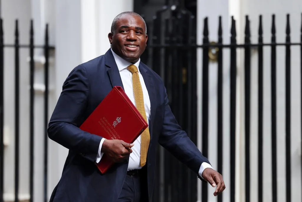 Reino Unido se suma a las medidas de la UE sobre el petróleo ruso y sanciona a las agencias de espías de Putin