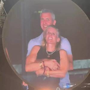 Renuncia ejecutiva tras escándalo en concierto de Coldplay