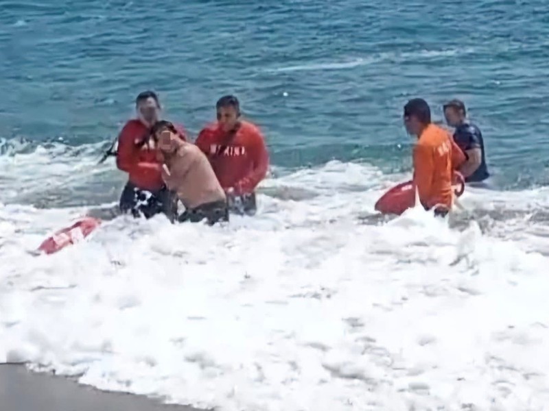 Rescatan 2 turistas en playas La Audiencia y Miramar en Manzanillo