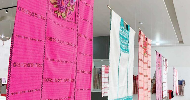 Rescatan la iconografía mixteca del huipil en Oaxaca