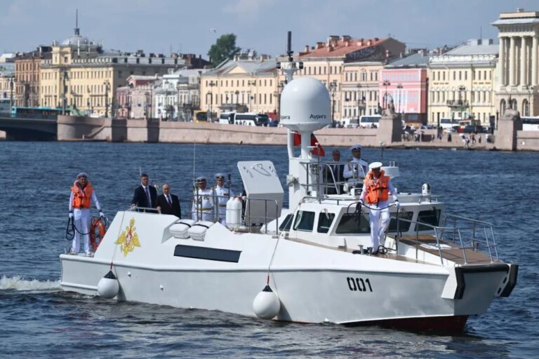 Rusia reduce las celebraciones en honor a su armada por "motivos de seguridad" mientras Ucrania lanza más ataques con drones