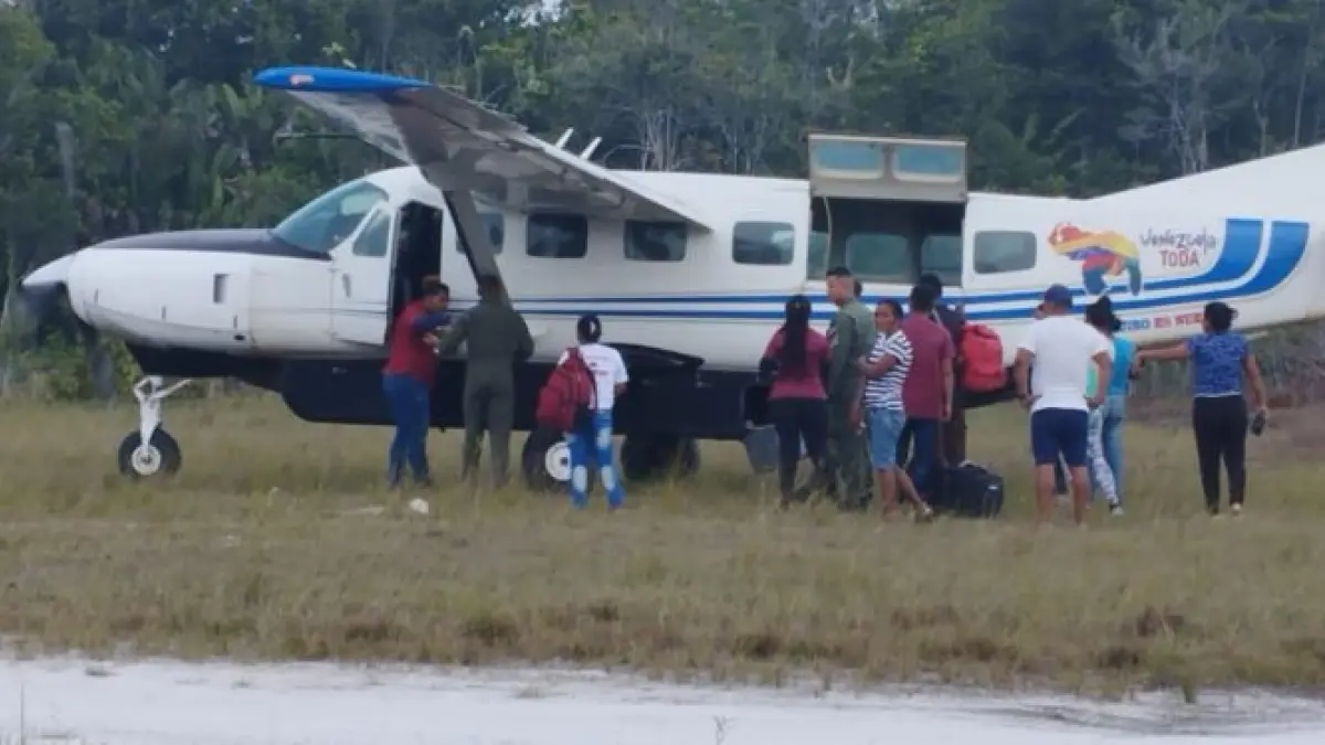 Siete muertos y tres heridos tras caer un avión militar que transportaba material electoral al sur de Venezuela