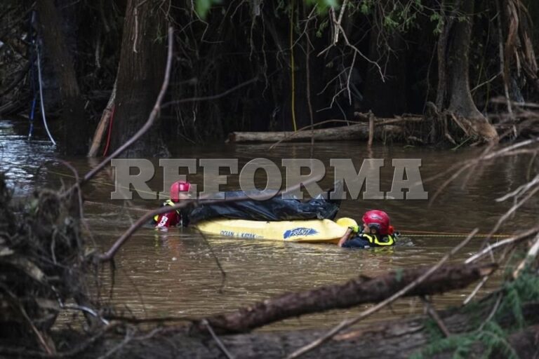 Siguen tres desaparecidos tras inundaciones en Texas