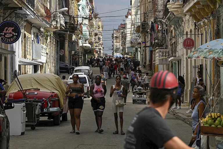 Sin condones en las farmacias y abortos clandestinos en el "mar de la felicidad" de Cuba