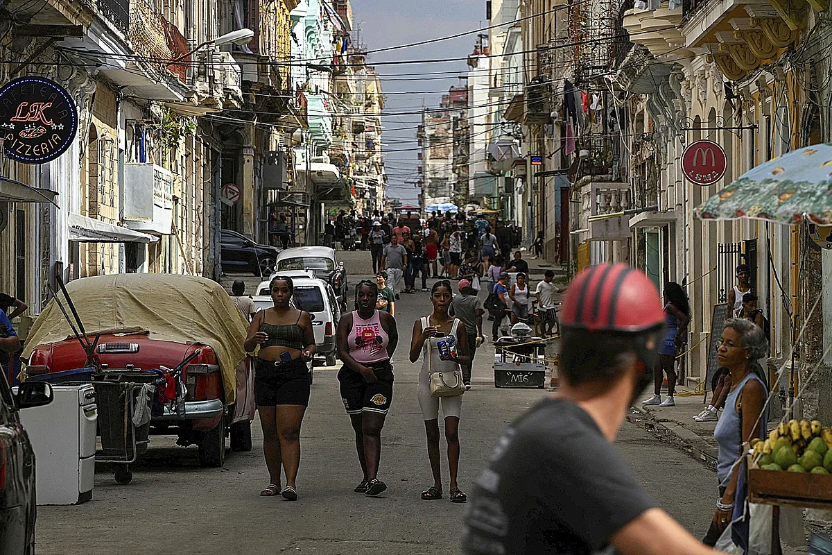 Sin condones en las farmacias y abortos clandestinos en el "mar de la felicidad" de Cuba
