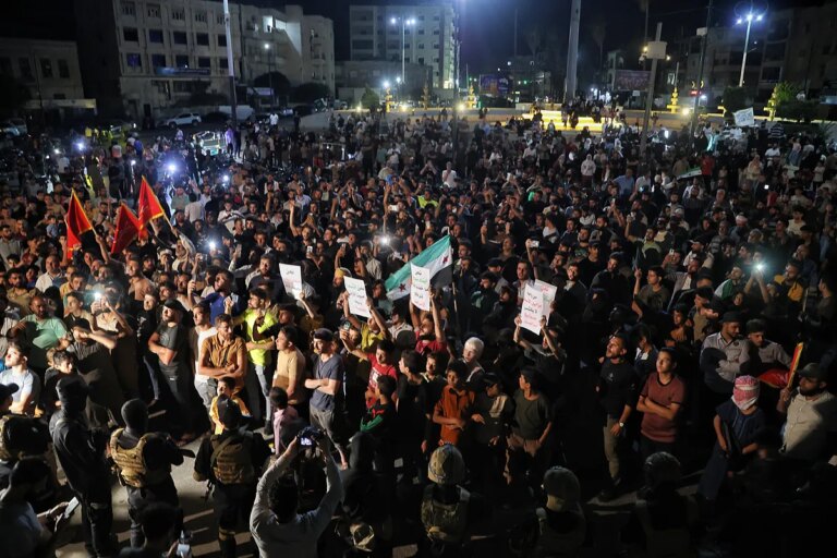 Siria e Israel acuerdan un alto el fuego con el apoyo de EEUU tras una semana de violencia sectaria con más de 700 muertos