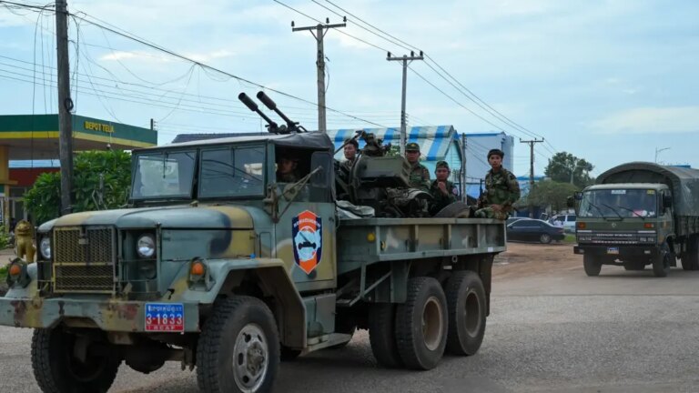 Tailandia advierte de riesgo de guerra con Camboya en segundo día de combates que dejan al menos 15 muertos y más de 138.000 evacuados