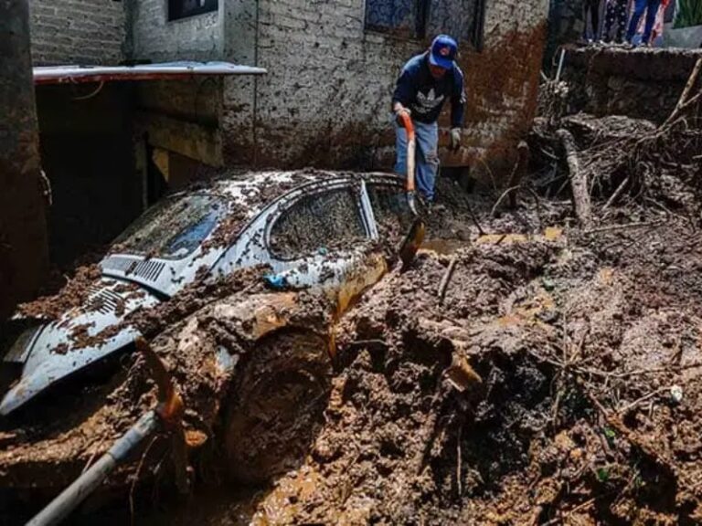 Tromba en CDMX deja saldo blanco; continúan labores de limpieza