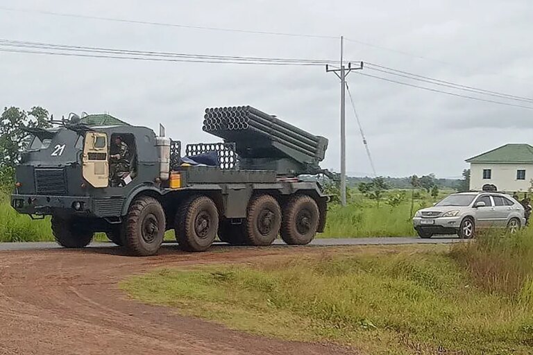 Tropas tailandesas y camboyanas se enfrentan con disparos y misiles en la frontera que se disputan