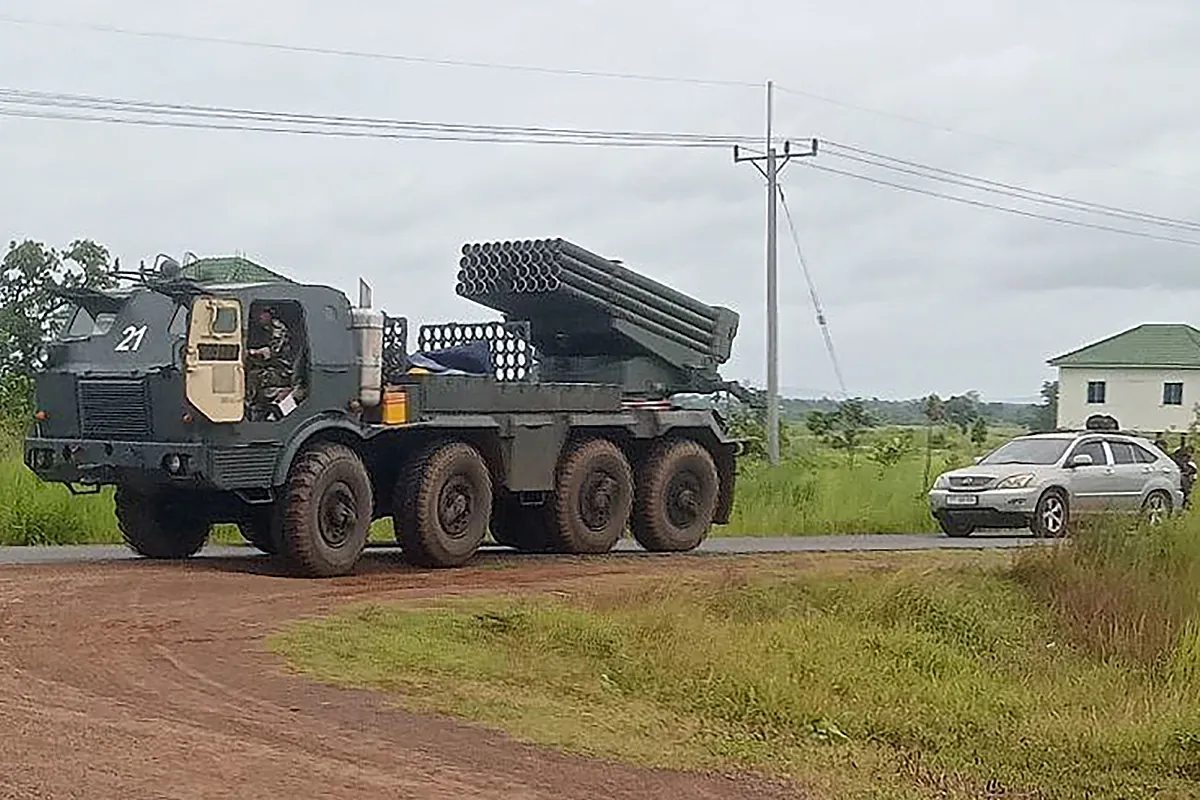 Tropas tailandesas y camboyanas se enfrentan con disparos y misiles en la frontera que se disputan