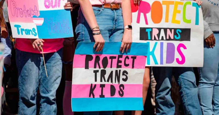 Trump da ultimátum a escuelas por políticas trans; 10 días o enfrentar sanciones