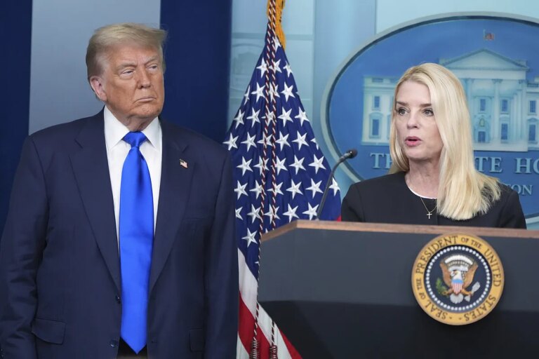 Trump demanda al Wall Street Journal y a Murdoch por publicar una carta con su firma enviada a Epstein