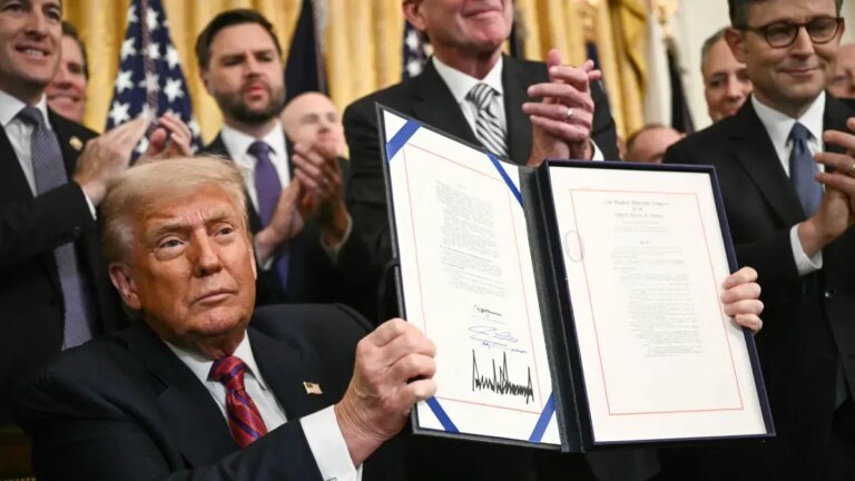 Trump firma un acuerdo comercial con Pakistán para 'desarrollar' sus reservas de petróleo y un pacto con Corea del Sur para rebajar aranceles al 15 %