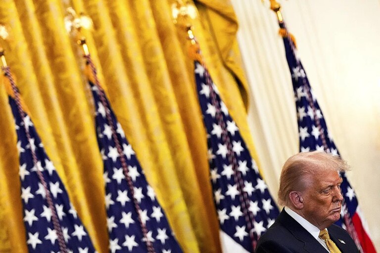 Trump lanza una ofensiva total contra Obama y Clinton acusándolos de "traición" y "golpistas" para distraer del 'caso Epstein'