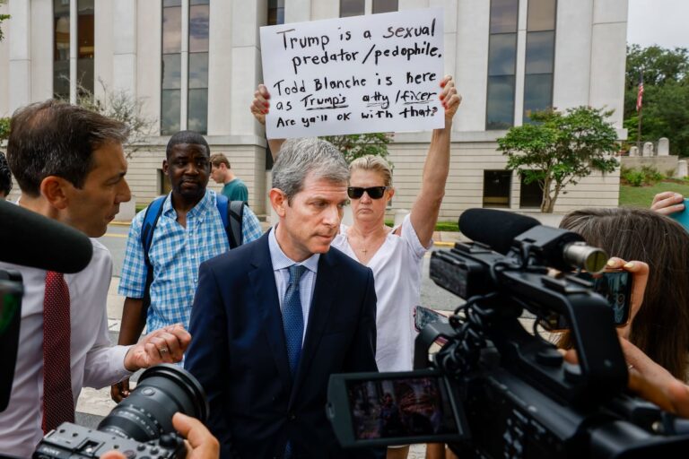 Trump niega ahora que fuera informado sobre la ‘lista Epstein’ y no descarta un indulto a Ghislaine Maxwell | Internacional
