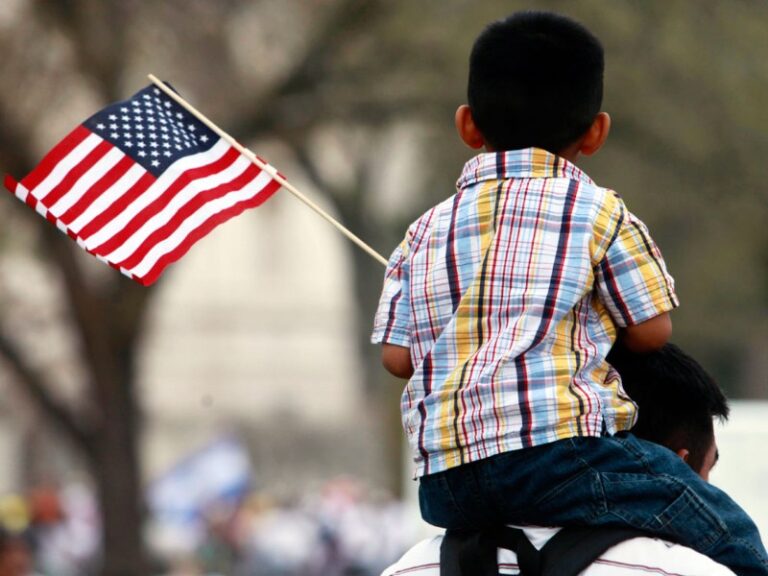 Trump no podrá negar ciudadanía a hijos de migrantes