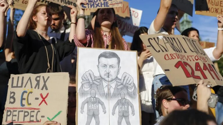 Ucrania vive segunda jornada de protestas contra Volodimir Zelenski; ¿por qué enfrenta su primer golpe de rechazo social desde la invasión de Rusia?