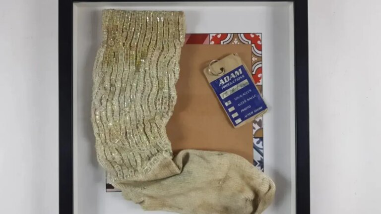 Una media de Michael Jackson usada en Niza en 1997 es vendida por 6.200 euros en una subasta: está bordada con cristales