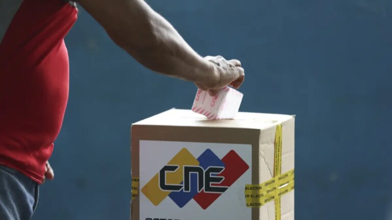 Venezuela anuncia el cierre de fronteras durante 48 horas de cara a las elecciones municipales; oposición denuncia 'fraude' del régimen de Maduro