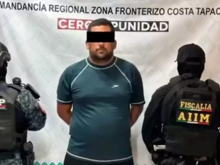 Vinculan a maestro por acoso tras video viral en graduación