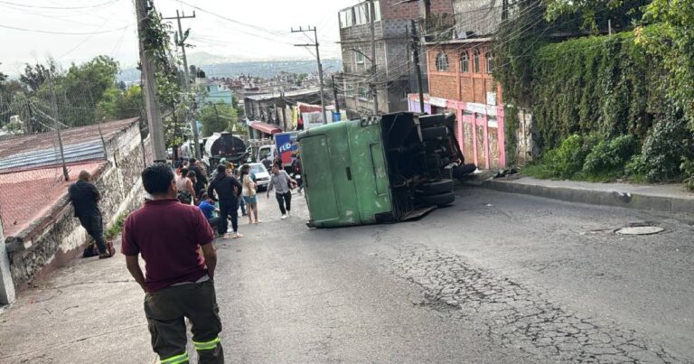 Volcadura de transporte público en Xochimilco deja 17 heridos